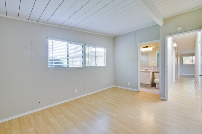 Building Photo - Nice Single Level Eichler Home in the Gree...