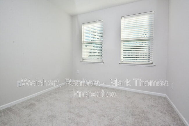 Building Photo - 1043 Manorhaven Dr