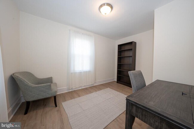 Building Photo - 717 Miller St