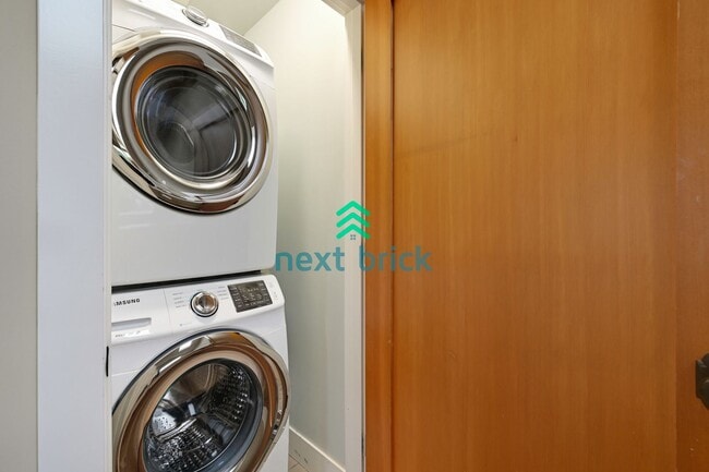 Building Photo - Stunning 2BR and 3BA single family with la...