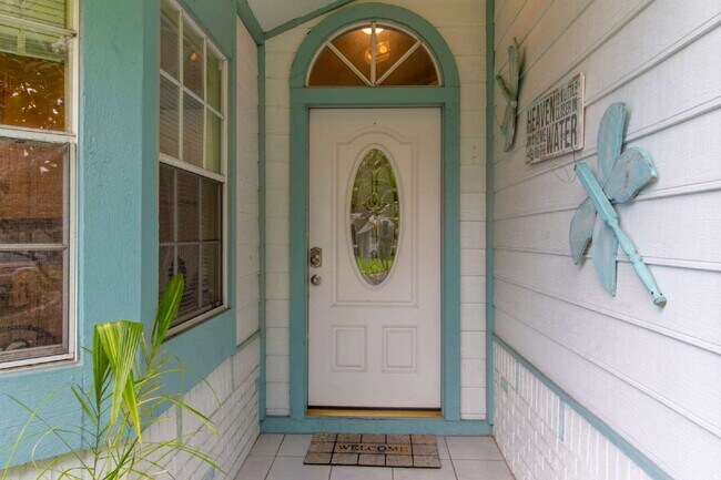 Building Photo - This tasteful decorated home features 3 be...