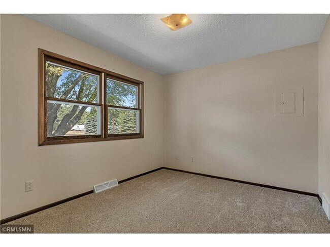 Building Photo - 4 Bedroom 2 bath house in Waite Park