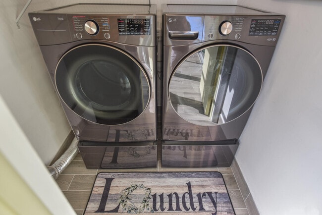 Building Photo - 864 Normandy R