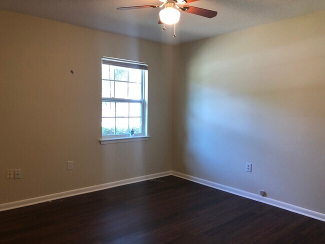 Building Photo - 719 Thornwood Way