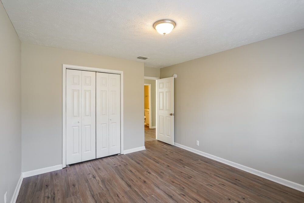Building Photo - 5125 Hickory Grove Dr