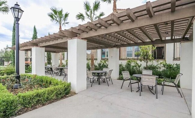 Building Photo - Luxurious 2 bed/ 2 bath townhouse in guard...