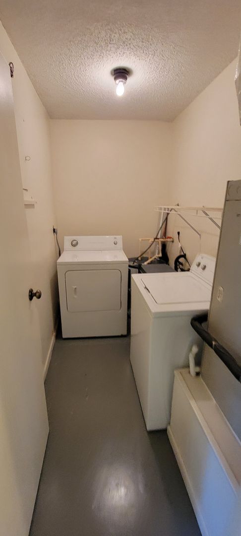 Building Photo - Williams St Triplex