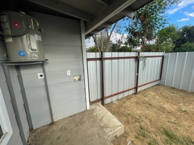 Patio, Water Heater, Washer/Dryer Hookups - 1309 E Lyon St