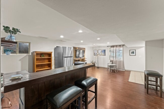 Building Photo - 417 N Coraline St