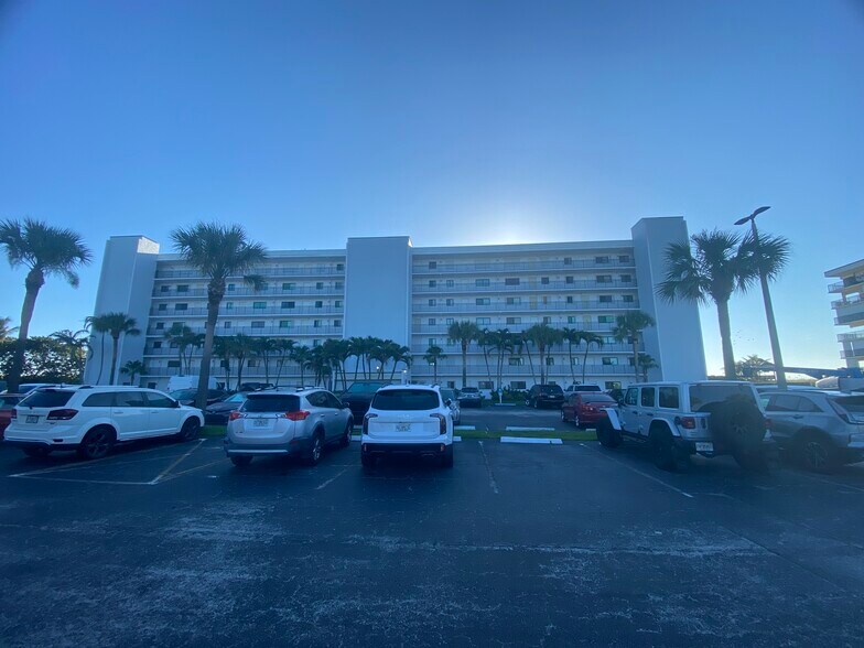 Building Photo - 10102 S Ocean Dr