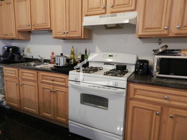 Building Photo - Charming 4 Bedrooms-No Broker Fee