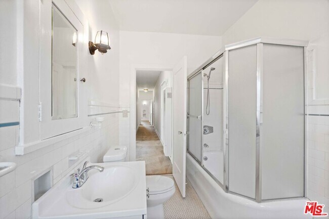 Building Photo - 643 S Detroit St