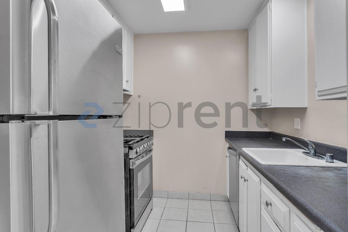 Building Photo - Unit 5