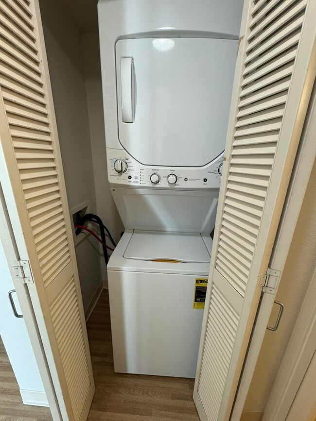 Building Photo - 1450 Young St