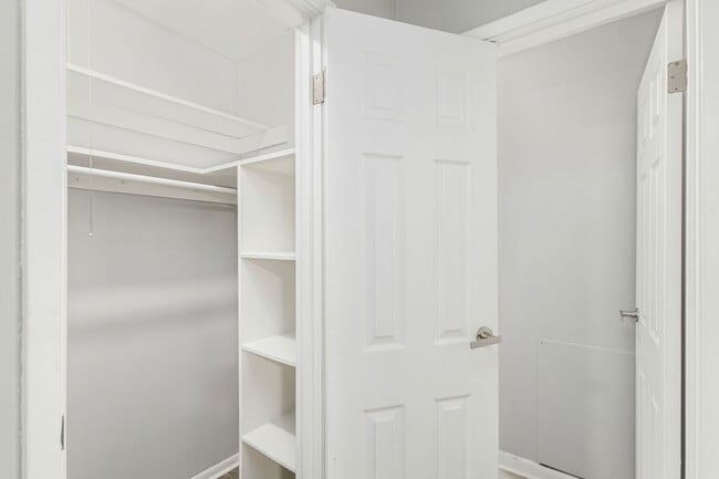 Building Photo - 639 Riverview Dr