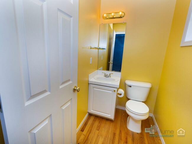 Building Photo - 2 Bedroom, 2.5 Bath Close to Nike and Intel!