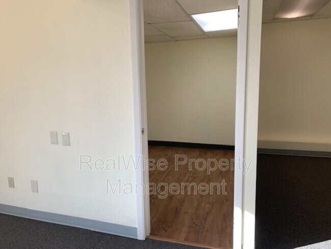 Building Photo - 131 SE Main St