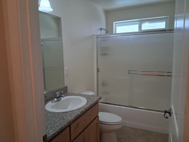 Building Photo - Cute, clean 2 bedroom upstairs apartment with patio.