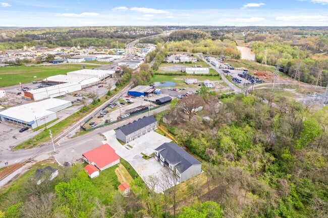 Building Photo - Close to downtown Clarksville! 2 Bed/2.5 Bath townhouse!