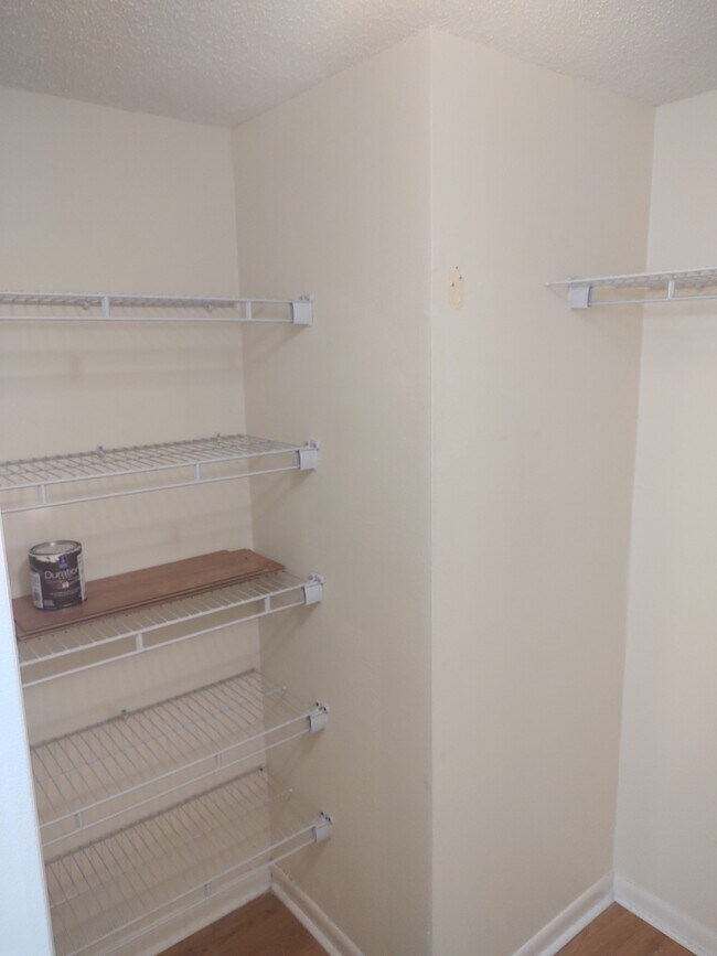 Building Photo - 3399 Mermoor Dr