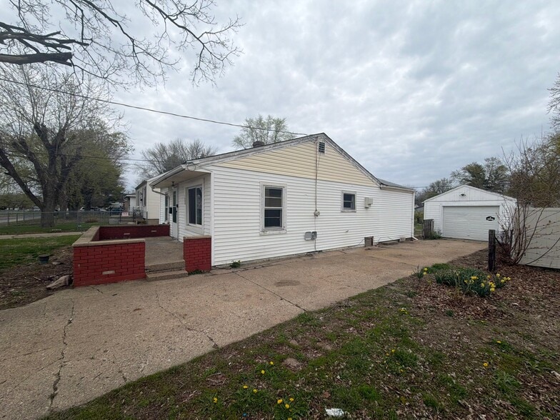 Building Photo - 1604 S Kneer Ave