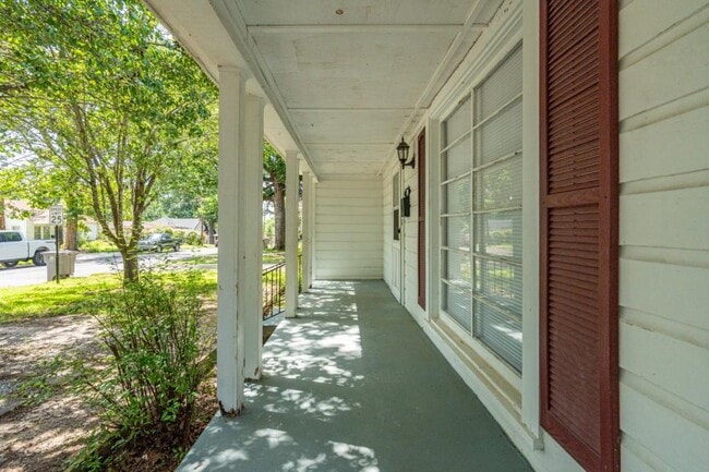 Building Photo - 102 Chitwood St