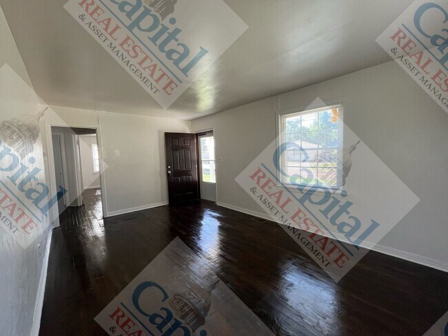 Building Photo - Cute 2 Bedroom with Detached Garage