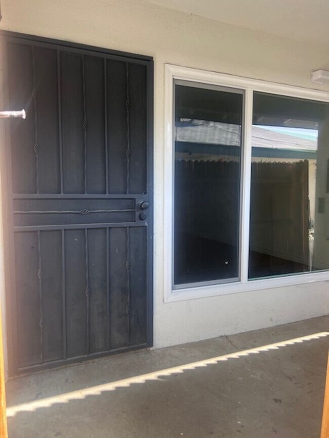 Building Photo - Spacious 3 Bed / 2 Bath Apartment in Colton – Upgraded & Move-In Ready