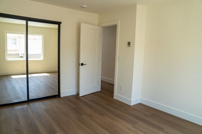Building Photo - Completely Remodeled 3br Townhome in UTC