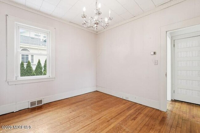 Building Photo - 144 Crestwood Ave