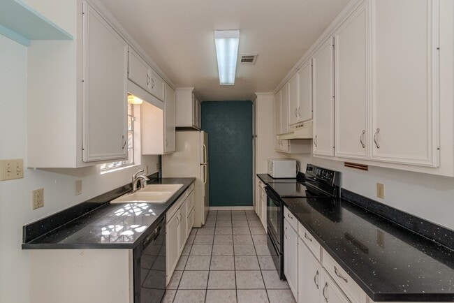 Building Photo - 5975 Meadow Way