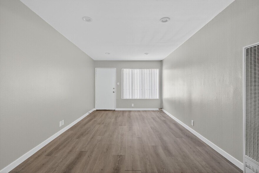 Building Photo - 10442 Lampson Ave