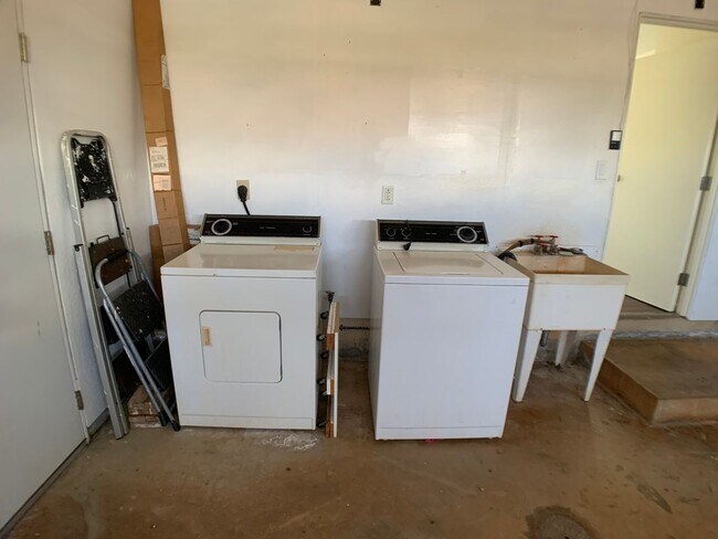 Building Photo - Mililani  - Rare 4 bedroom with upgraded kitchen/bathroom & large living/dining room