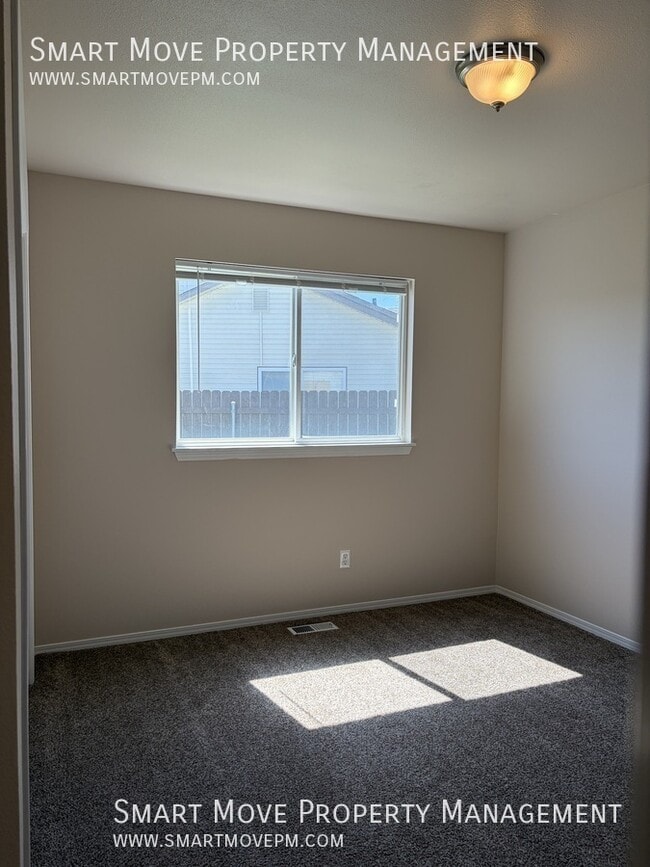 Building Photo - 981 E Blue Heron St