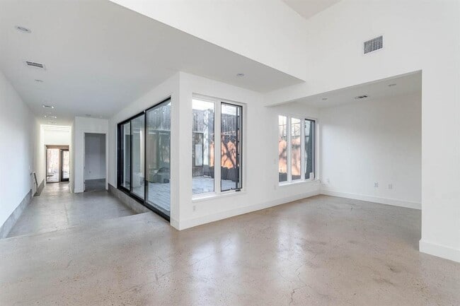 Building Photo - 3305 Garden Villa Ln