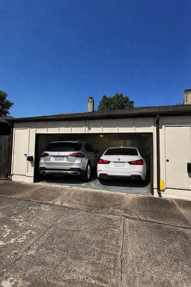 Building Photo - 11712 S Kirkwood Rd