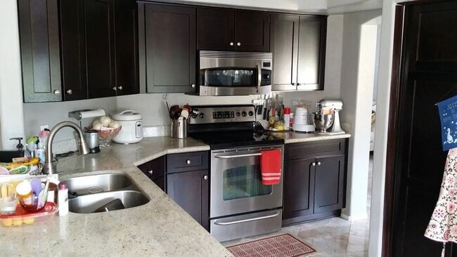Building Photo - Stunning 3 bedroom, 2.5 bathroom Gold Cour...