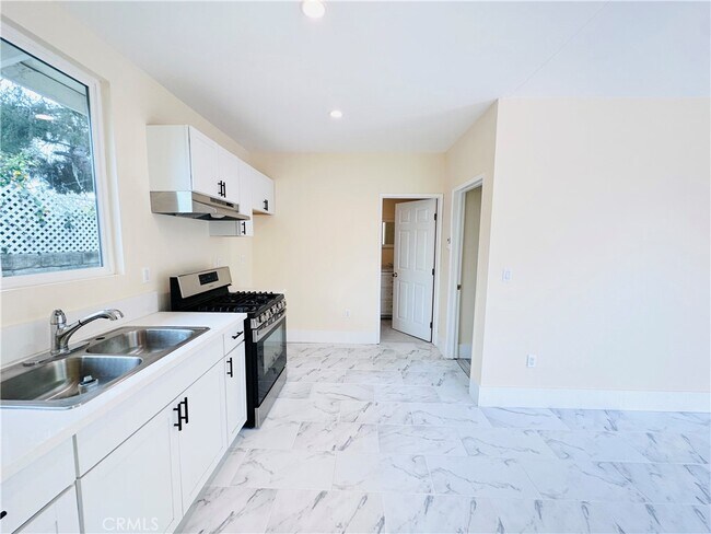 Building Photo - 11598 Cranston Ave
