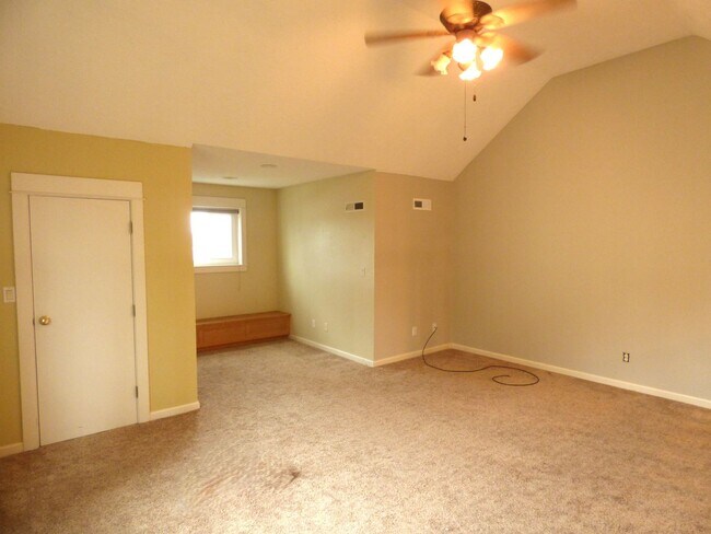 Building Photo - Rent Special: 1/2 Off First Full Month's Rent