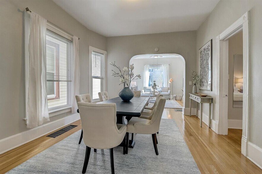Dining room - 1512 E Irving Plz