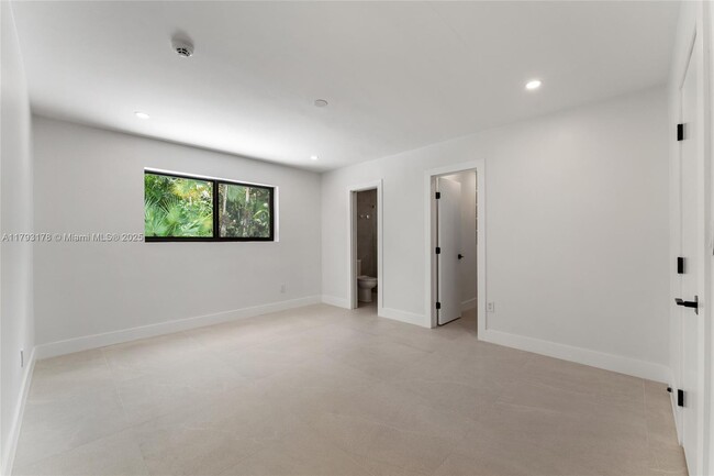 Building Photo - 5736 SW 35th St