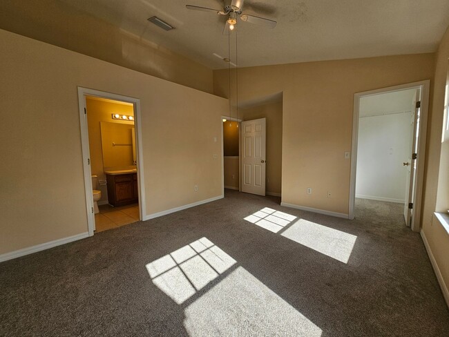 Building Photo - 2 bed/1.5 bath Townhouse in Lakeview Village