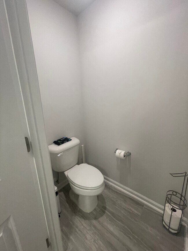 Water closet in owner's ensuite bathroom - 1081 Shoreside Dr