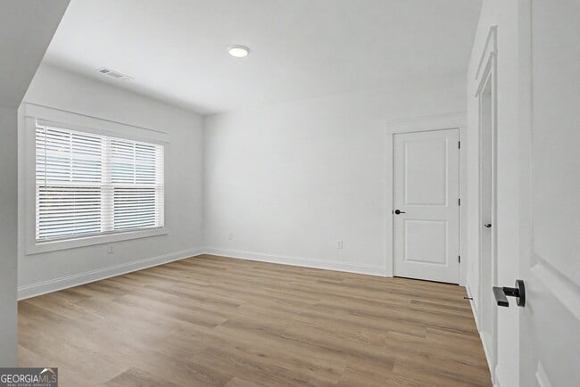 Building Photo - 347 E Crestwood Rd