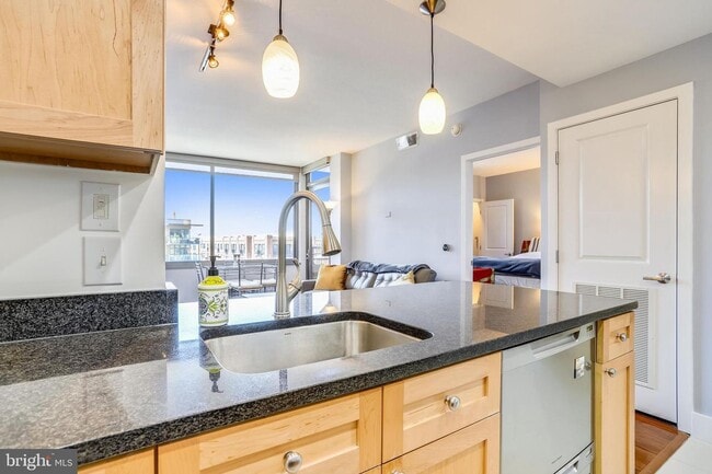 Building Photo - Professionally Managed // 1bedroom 1bathroom// Court House// Parking Included!