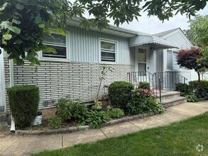 Building Photo - 11 Holle Pl