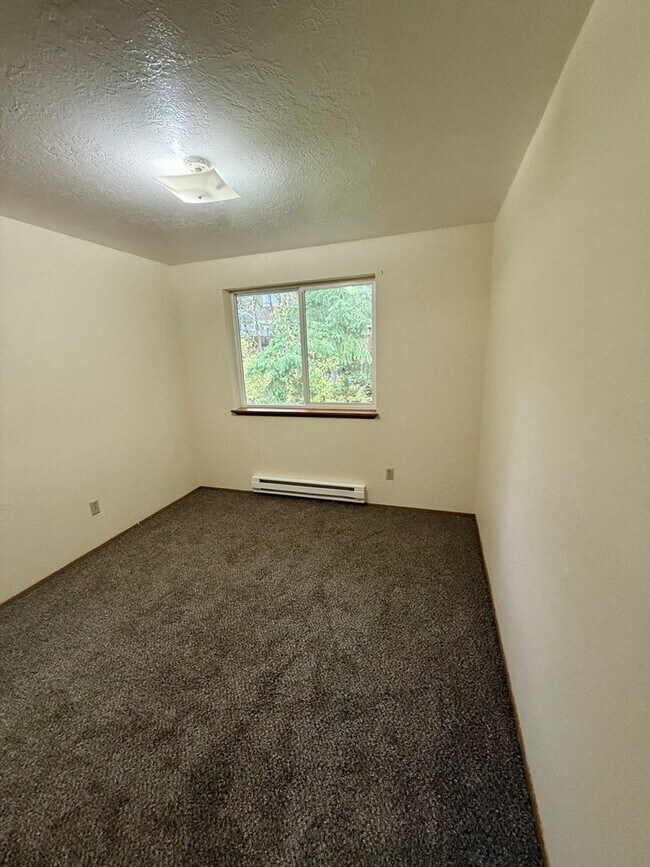 Building Photo - 3 BR, 1.5 bath townhome located in Central...