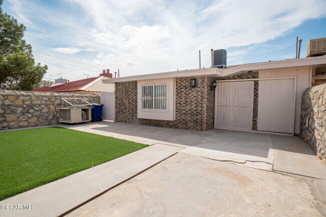 Building Photo - 1904 Estrada Dr