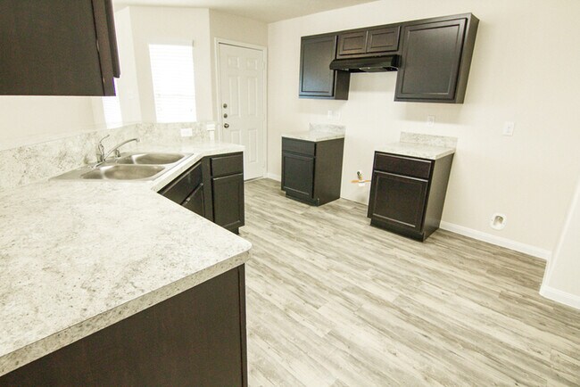 Building Photo - 930 Ember Wood Ct