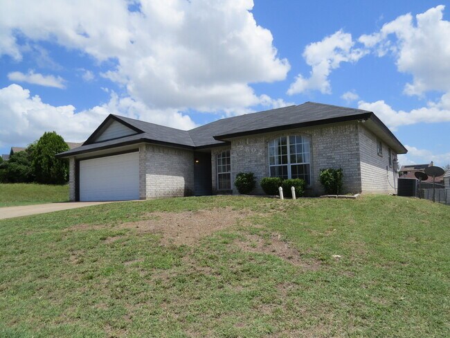 Building Photo - 2802 Woodlands Dr